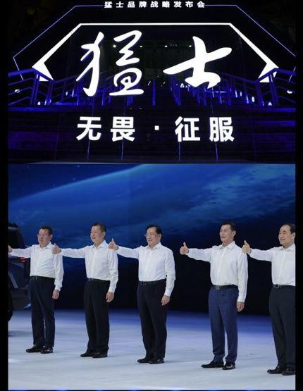 中國悍馬“猛士”登場(chǎng)，國產(chǎn)電動(dòng)車(chē)為啥掀起了硬派越野風(fēng)？