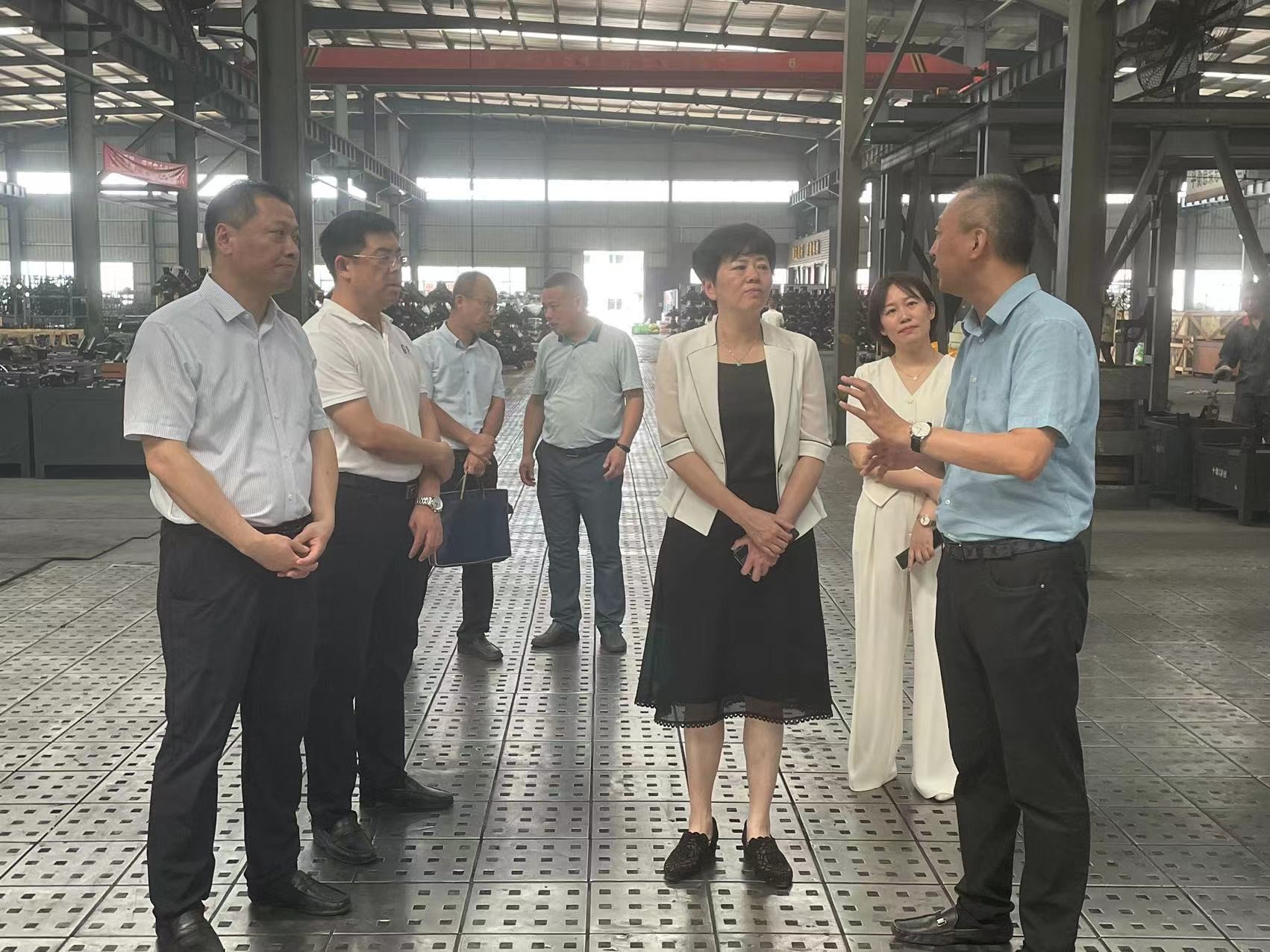 工會(huì )送清涼，防暑保安康-十堰市總工會(huì )走進(jìn)精密新動(dòng)力開(kāi)展慰問(wèn)活動(dòng)