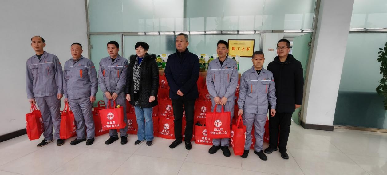 情系員工、冬送溫暖-市總工會(huì )到精密公司舉行“2024年雙節送溫暖慰問(wèn)活動(dòng)”
